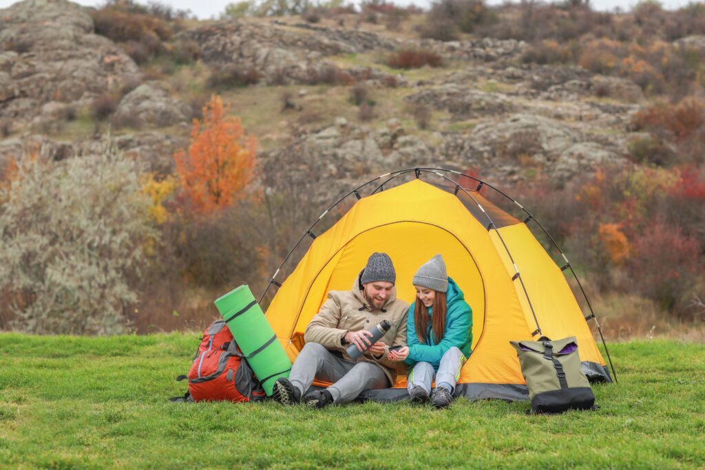 Imagem de um casal acampando