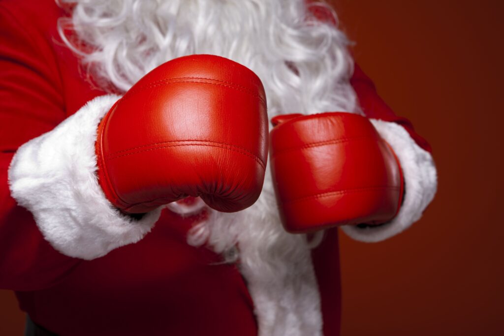 Papai Noel com luvas de boxe