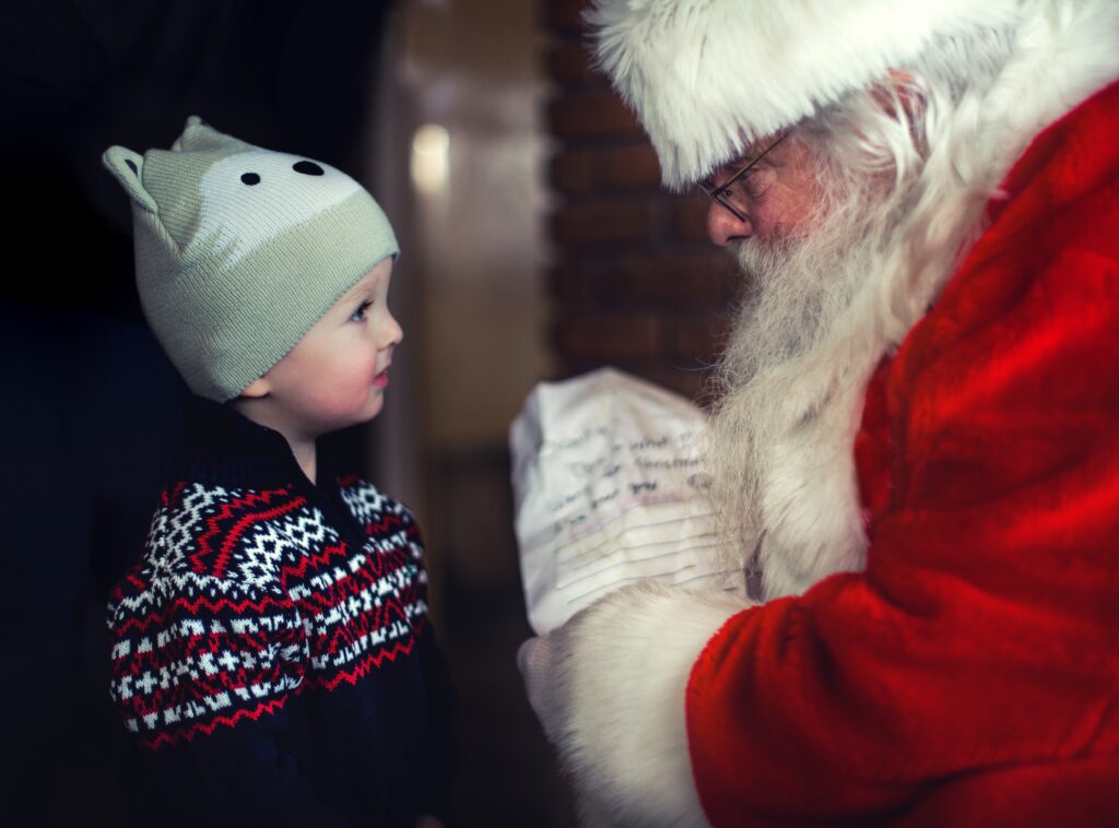 Papai Noel entregando presente a um garoto