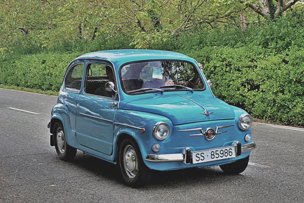 Carro Clássico Azul em Estrada Arborizada