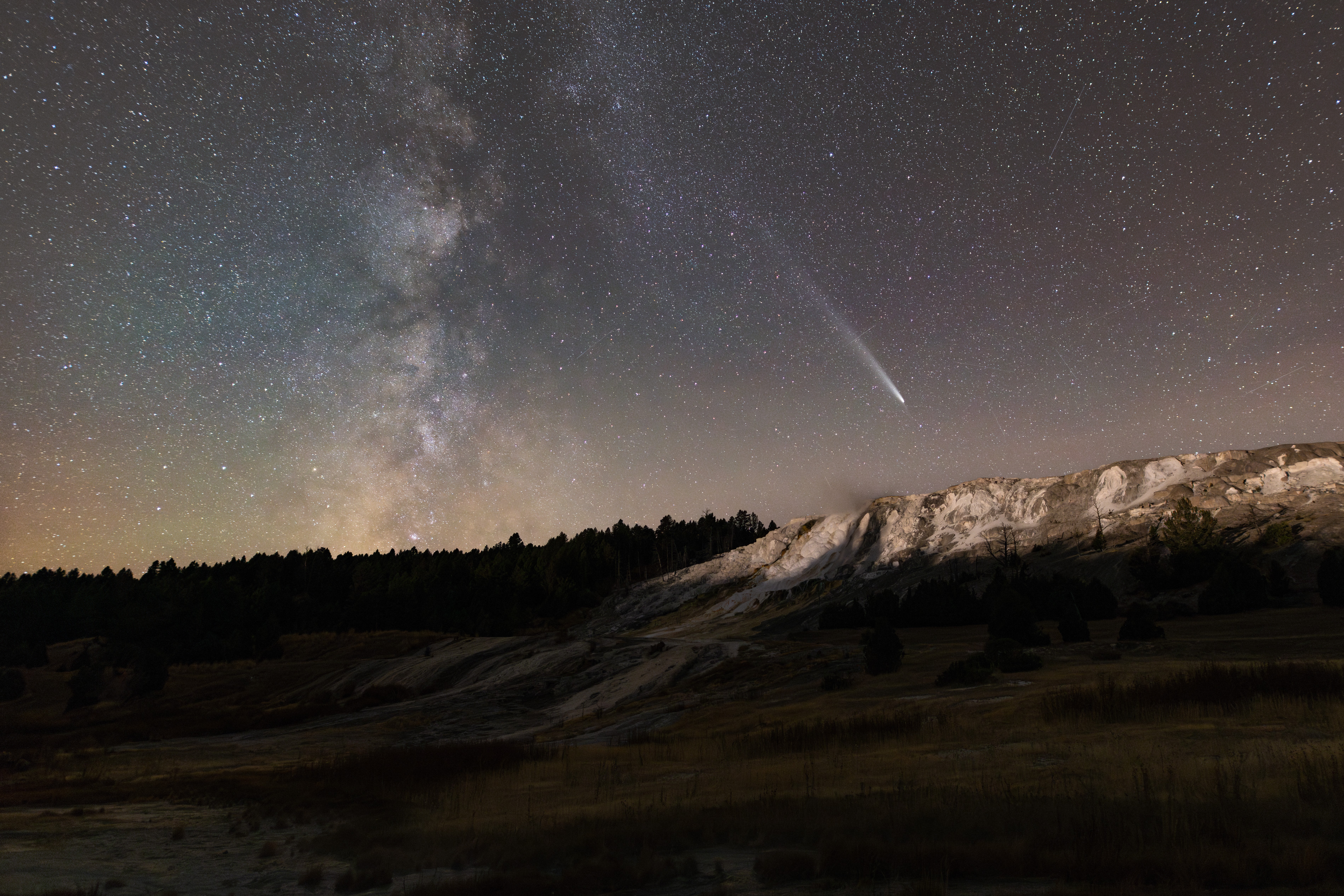 Céu Estrelado com Cometa: Uma Vista Fascinante da Via Láctea