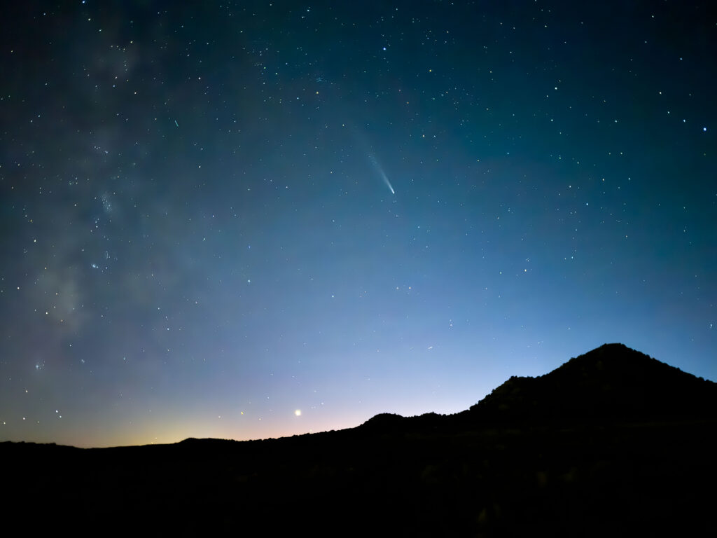 Céu Noturno com Cometa e Horizonte