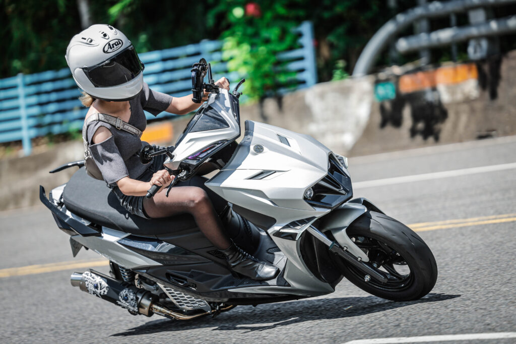 Mulher Pilotando Moto Esportiva